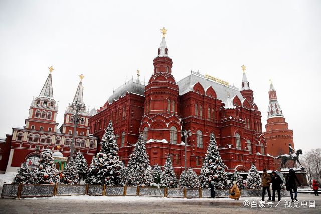 俄罗斯莫斯科迎大雪,民众开启贵妇模式欣赏雪景,漂亮姑娘爱自拍